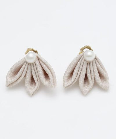 TSUMAMI ZAIKU Flower Petals Clip Earrings